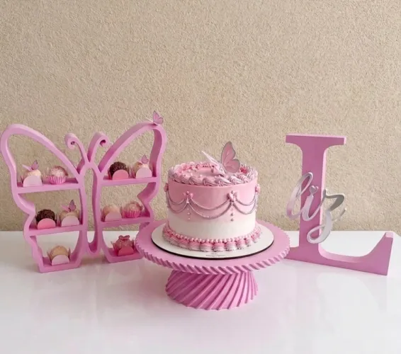 Kit para decoração de festa : Base para bolo, borboleta para docinho e letra com nome