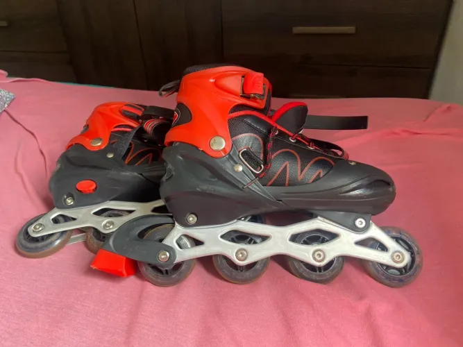 Patins vermelho e preto