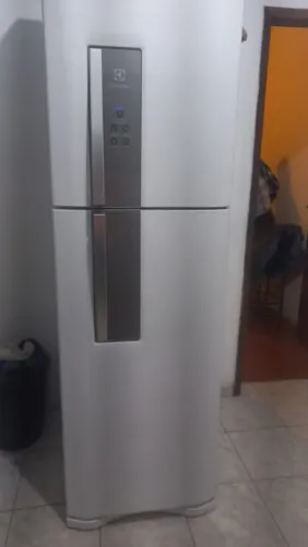 Vendo geladeira frosfree Electrolux , um sofá retratil e um forno elétrico.
