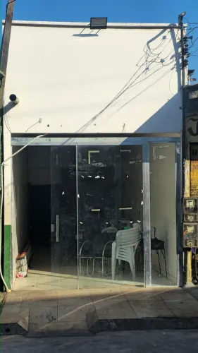 Casa com pscina e ponto comercial na orla do perpétuo Socorro, em frente a feira