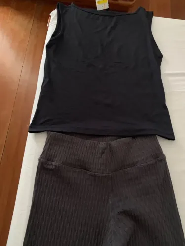 Calça legging cinza e blusa preta 
