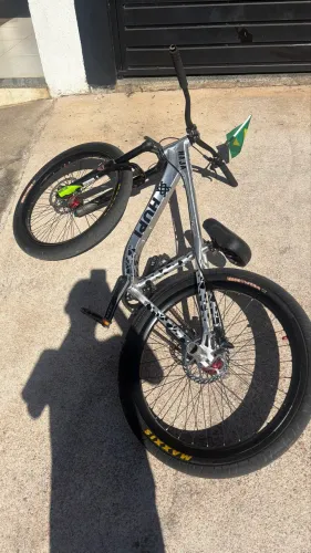 Vendo bike hupi naja 2025 com suspensão manitou
