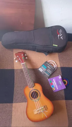 Ukulele + cordas + capa em excelente estado