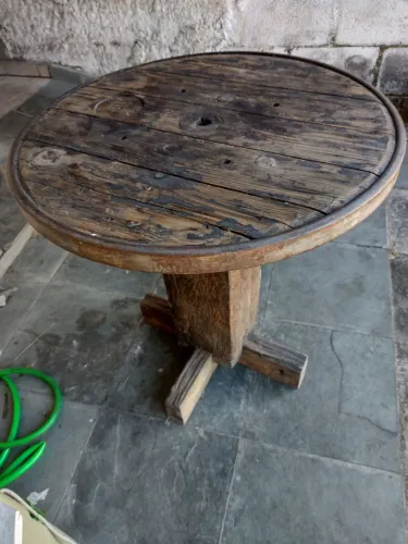 Mesa de madeira maciça com roda de carretel