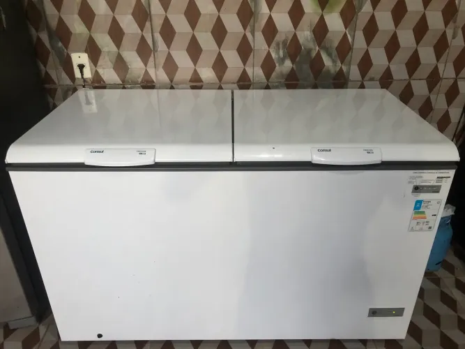 Vende-se freezer com 6 meses de uso.