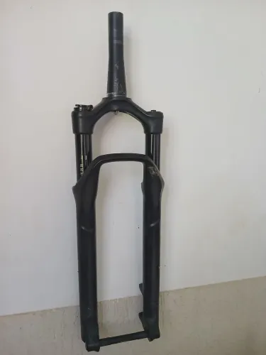 Rockshox Reba 100mm trava no quidon.