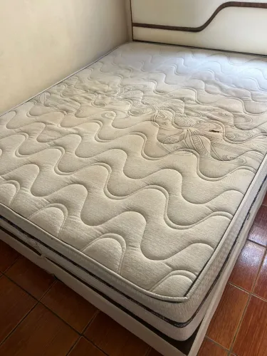 Vende-se Cama Box e Colchão.