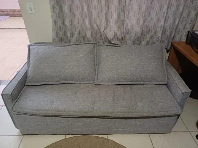 Sofá Cama | 2 lugares | Super confortável | Fechado: C 1,9 x L 0,9 | Aberto C 1,9 x L 1,1