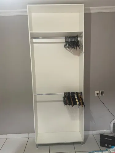 Guarda-Roupa Aberto com 2 Cabideiros e Prateleira