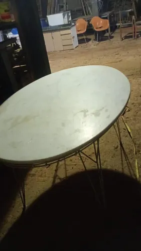 Mesa oval 6 lugares Vintage com Tampo de Mármore Branco Maciço e Pés de Ferro