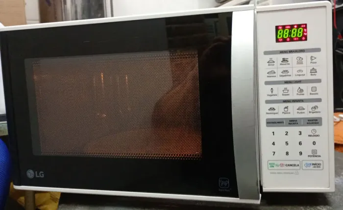Micro-ondas 30 litros LG semi-novo completo e tudo funcionando perfeitamente