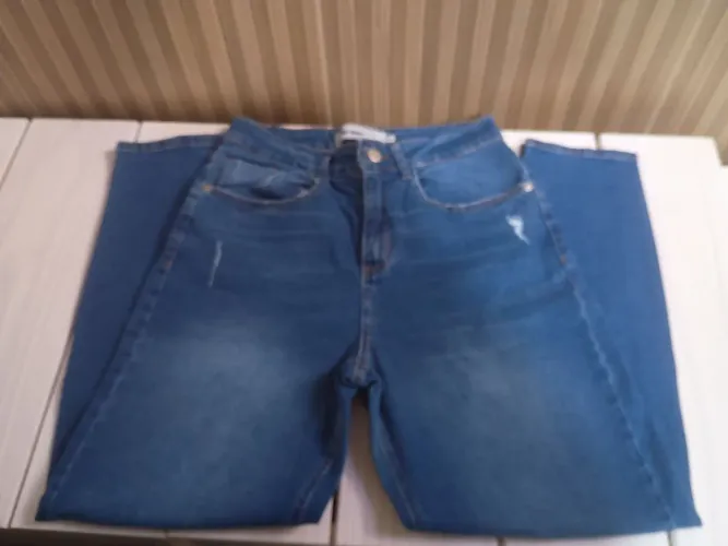 Calça jeans Tam. 40, com lycra.