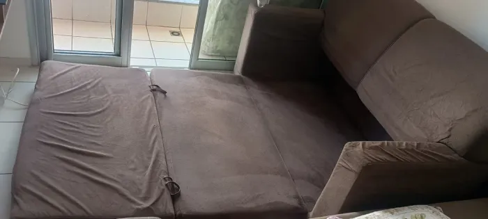 Vendo sofá, vira cama por 1.000,00 reais