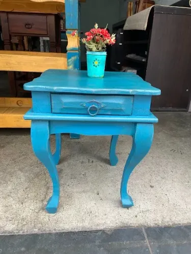 Criado artesanal chipandalli madeira maciça rustica com patina envelhecida