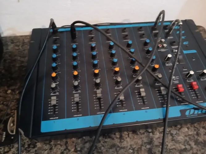 Mesa  de som 6 canais semi nova