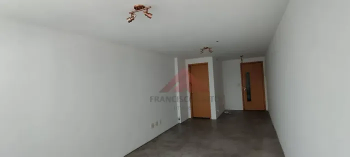 Sala comercial com vaga à venda em Santa Rosa prédio seminovo próximo ao Largo do Marrão