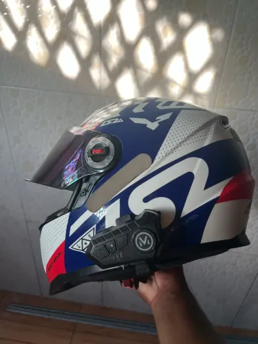 Capacete semi novo, em perfeita condições 