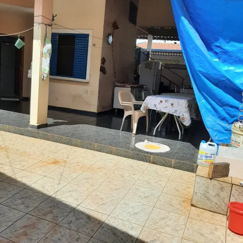 ALUGO UM QUARTO PRIVATIVO INDIVIDUAL COM COZINHA E BANHEIRO PRIVATIVO.