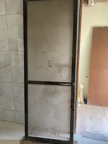 Porta de vidro com acabamento de alumínio