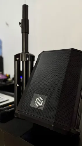 Caixa De Som Nuoma Zy803 200w Rms +2 Microfones Sem Fio Bluetooth Potente