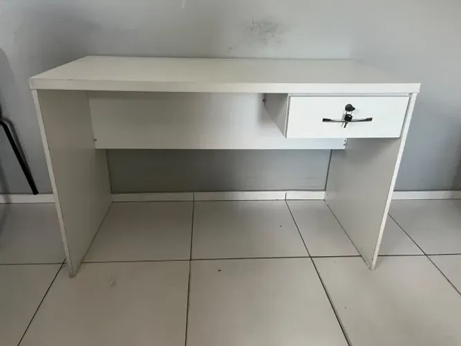 Mesa de Escritório Branca com Gaveta e Fechadura