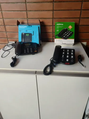 Telefones um sênior e outro de chip