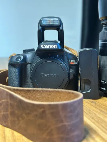KIT CANON REBEL T100 + 3 LENTES (18-135mm, 55-250mm, 18-55mm).