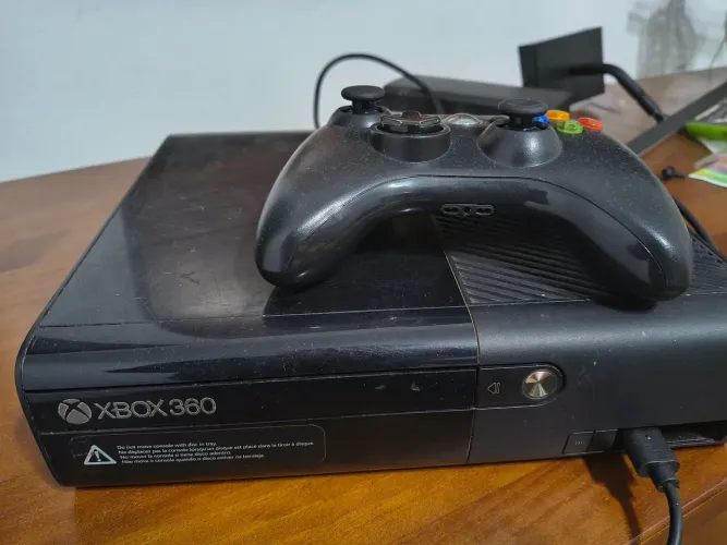 Xbox 360 E Super Slim, com controle e fonte