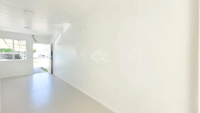 Casa em condomínio reformada com 2 dormitórios, cozinha ampla, vaga de garagem para 2 carr