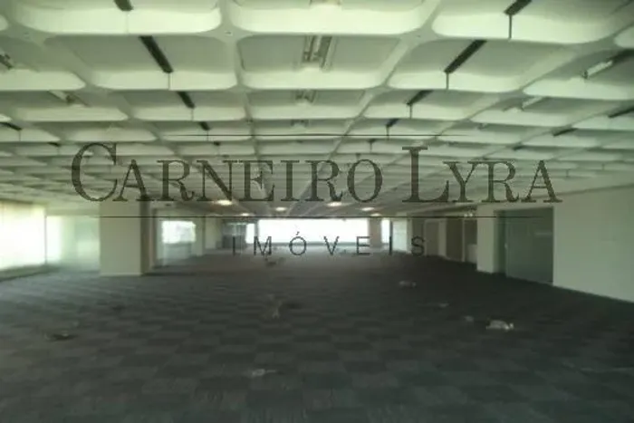 Andar corporativo com quase 3 mil m² para venda ou aluguel no Centro Empresarial