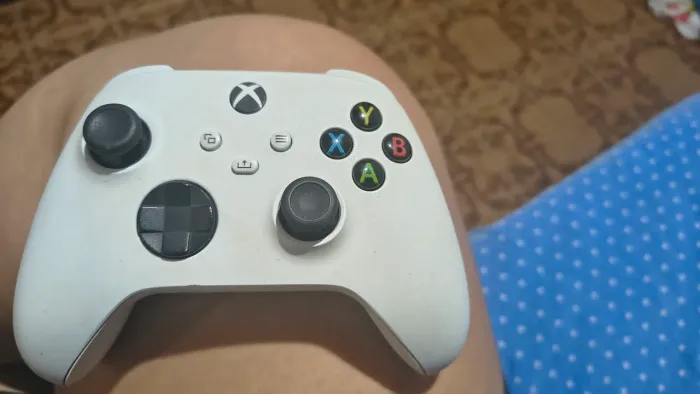Controle Xbox Séries S com pilha recarregável