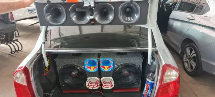Som automotivo JBL e potências