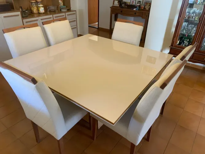 Vendo mesa com 6 cadeiras
