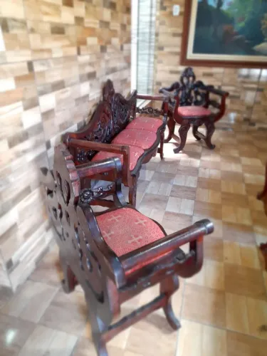 lindo conjunto de marquesa namoradeiras para 5 lugares 1 sofá e 2 poltronas móveis madeira