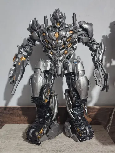 Boneco transformers Megatron