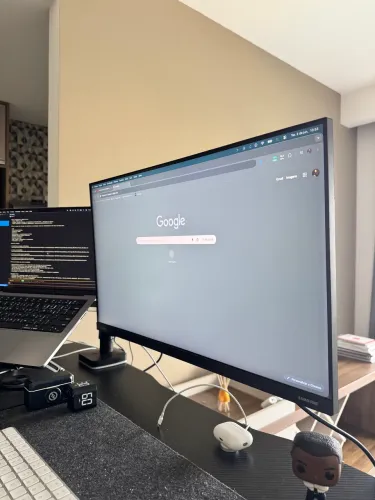 Monitor com braço articulado