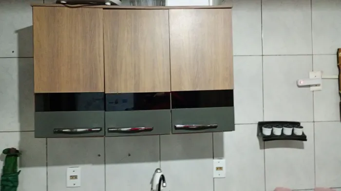 Doa -se armários de cozinha e balcão com pia