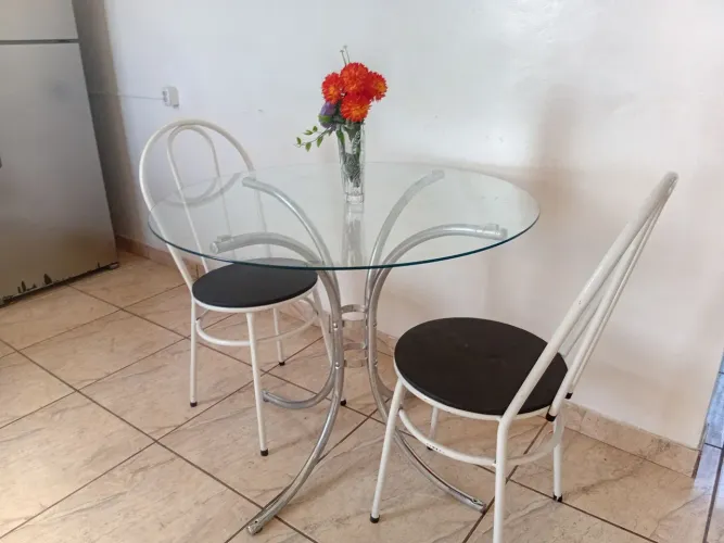 Mesa de vidro com 2 cadeiras.