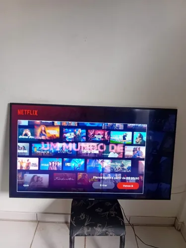Tv Samsung 60 polegadas 4 k tem 3 mil canais integrado nela porém tem letra fio de cabelo