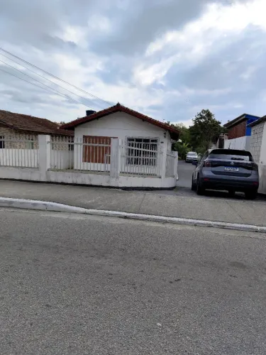 Alugo casa na Av Jorge Lacerda, ótima localização