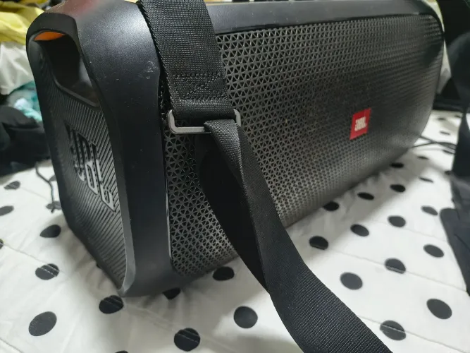 Caixa JBL party box on the go