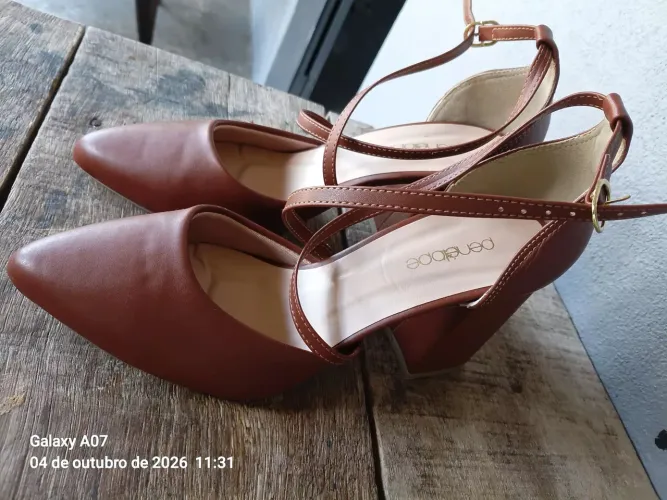 Vendo Dois Pares de Saltos de Bico Fino, Número 37 <br>