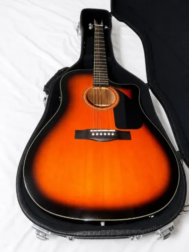 Este é um violão eletroacústico Fender modelo CD-60CE SB-DS-V2.