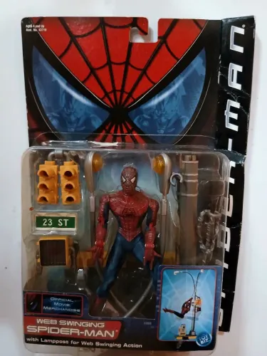 Relíquia Toybiz Homem aranha do filme 2002 com caixa, somente a figura e diorama nas fotos