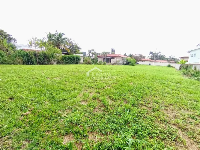 Terreno à venda no Condomínio Village Paineiras em Pindamonhangaba/SP.