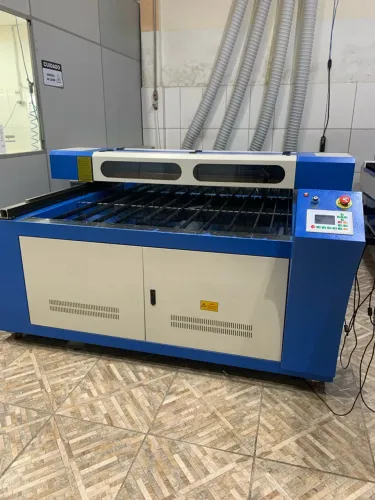 Máquina Laser CO2 250x130cm 100w com Chiller e 2 exaustor - 220v