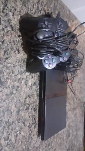 vídeo game, PlayStation 2 (original) com fios, dois controles, e cabos