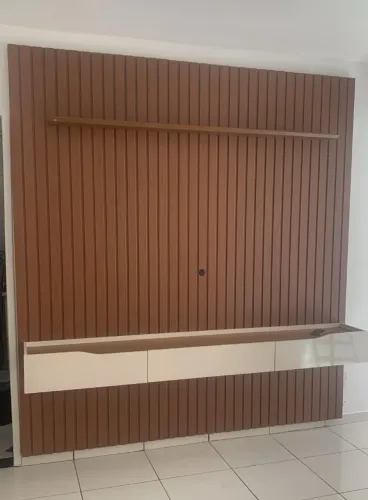 Painel ripado com nicho grande naturale 