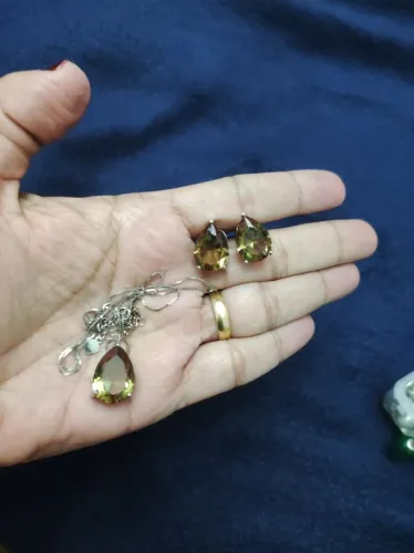 Colar de prata com pingente e brincos pedra que muda de cor