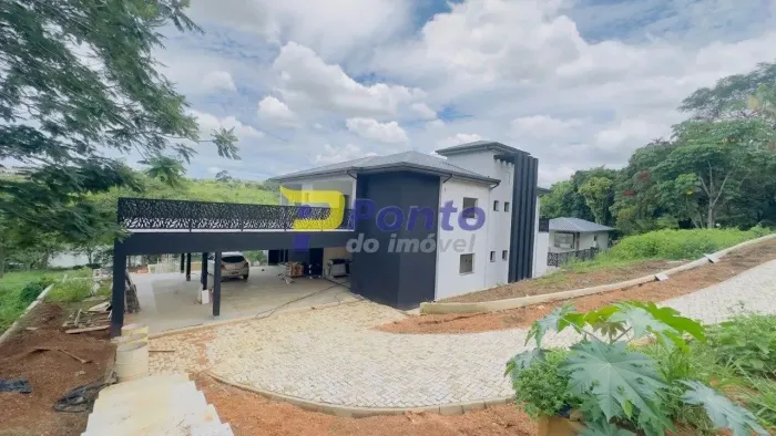 Casa de Alto Padrão no Condomínio Amendoeiras - Beira da Lagoa.